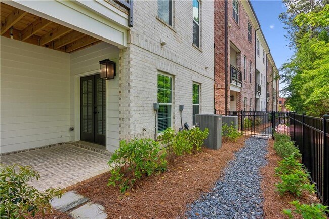 Building Photo - 427 Burton Dr