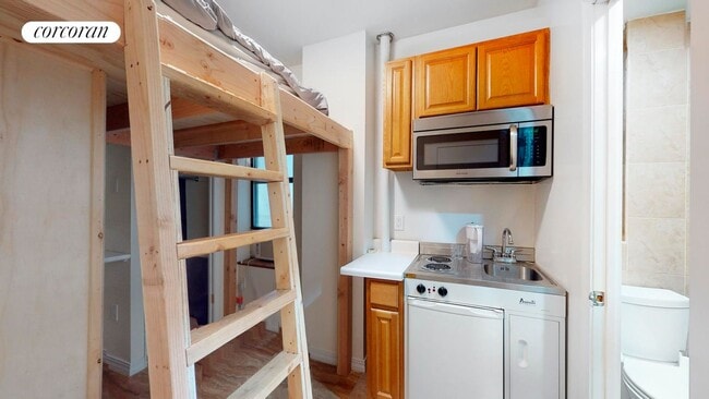 Building Photo - 216 W 100th St