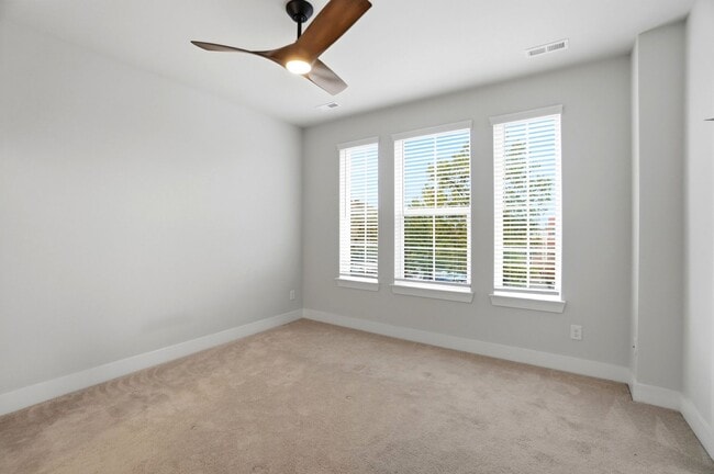 Building Photo - Modern Townhome in the Heart of Plaza Midw...