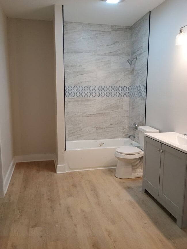 Building Photo - Five bedroom rental
