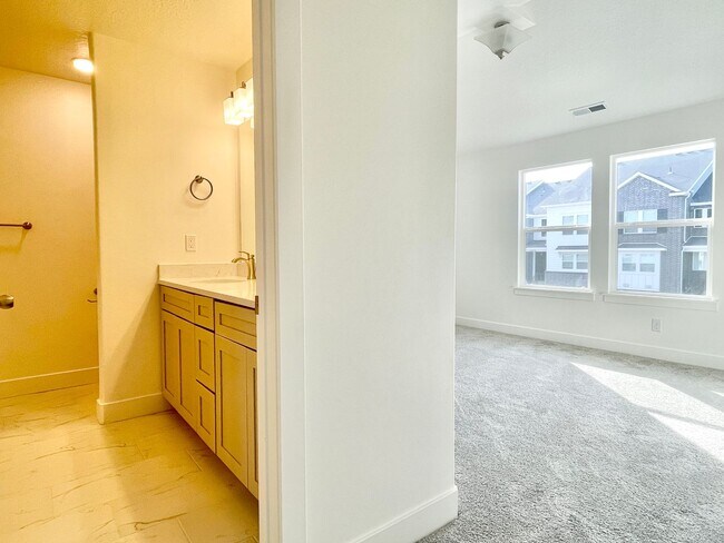Building Photo - Beautiful Townhome at Mountain Ridge!