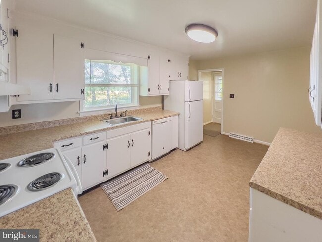 Building Photo - 6470 Rose Hill Dr