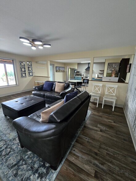 Building Photo - 320 NE Wisteria Way