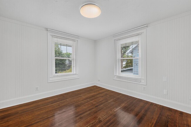 Building Photo - 907 Grandin Ave