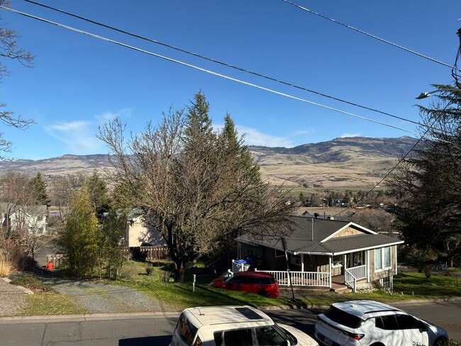 Building Photo - Cute Ashland Cottage | Two bedroom, two bath home | Available Now