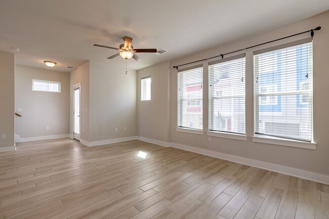 Building Photo - Beautiful 2 bedroom, 2.5 bathroom home in South East Austin!!!