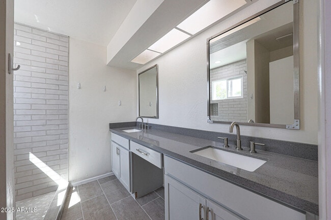 Building Photo - 601 W Coral Gables Dr
