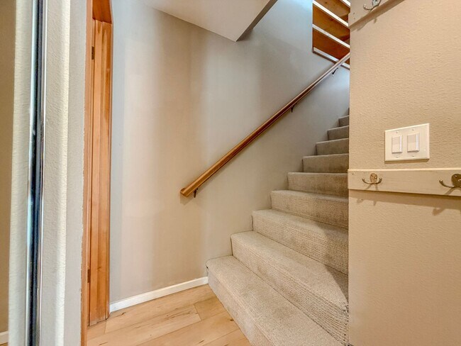 Building Photo - Quirky 1bd/1.5bth Loft Condo in West Queen Anne, $2,300/mo.
