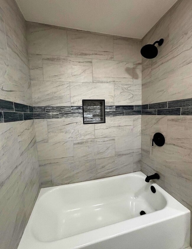 Building Photo - Spacious 3-Bedroom 2 Bath Home in Gary