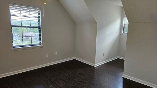 Building Photo - 3 Bedroom 2 Bathroom House in Gray Area