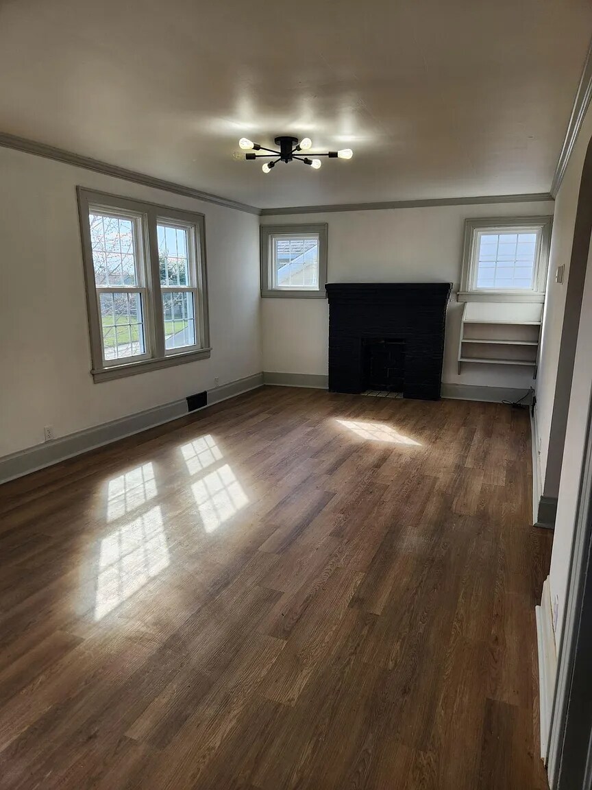 Building Photo - 302 Everett Ave