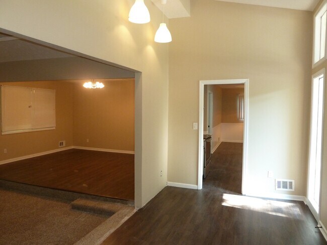 Building Photo - 3 Bed / 2.5 Bath with 2300 Square Feet!! A...