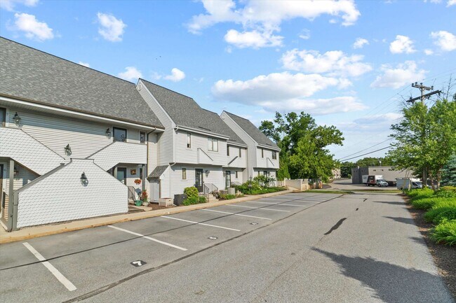 Building Photo - 33 River Front Dr