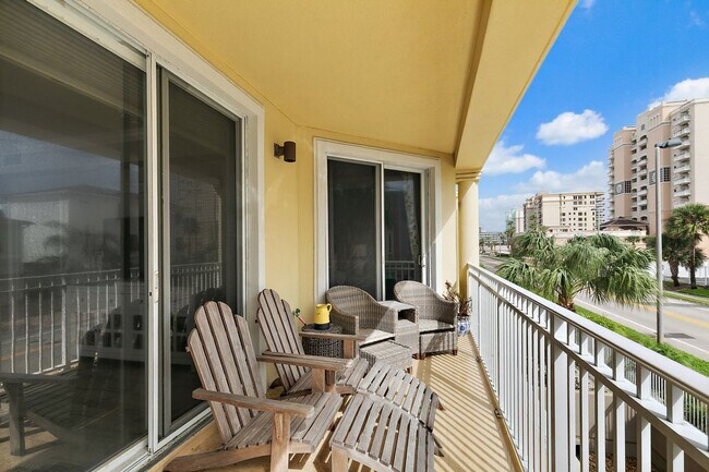 Building Photo - Remodeled Condo with Ocean Breezes!