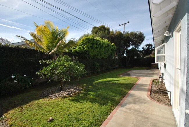 Building Photo - Charming Four Bedroom Rossmoor Home