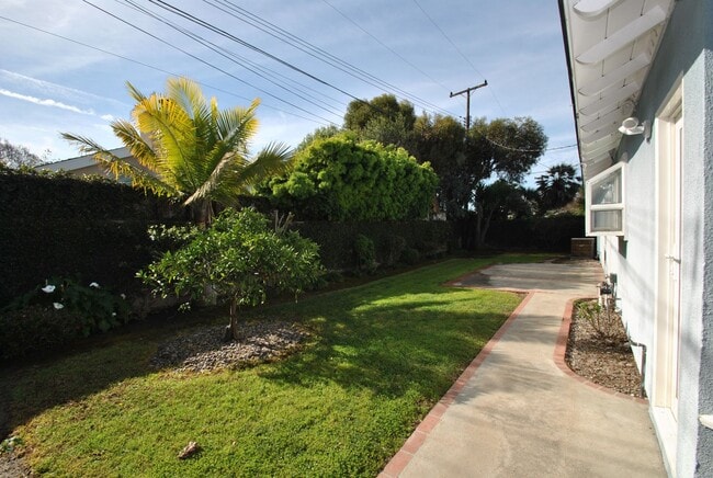 Building Photo - Charming Rossmoor Home