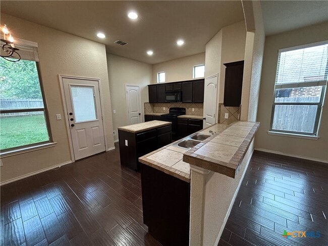 Building Photo - 665 Creekside Cir