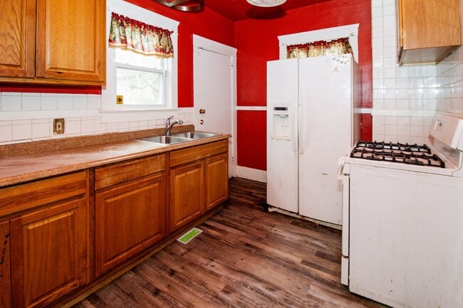 Building Photo - 9711 Parmelee Ave