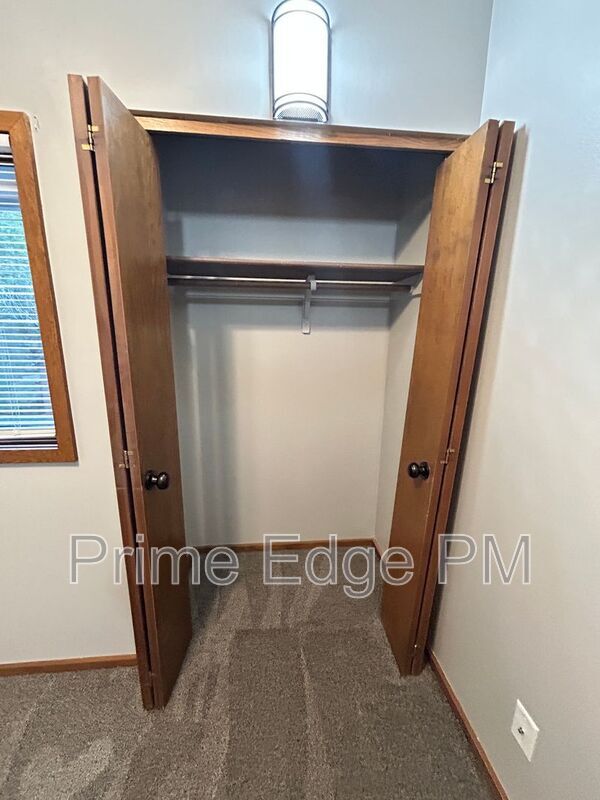 Building Photo - 1701 Ridgehaven Ct