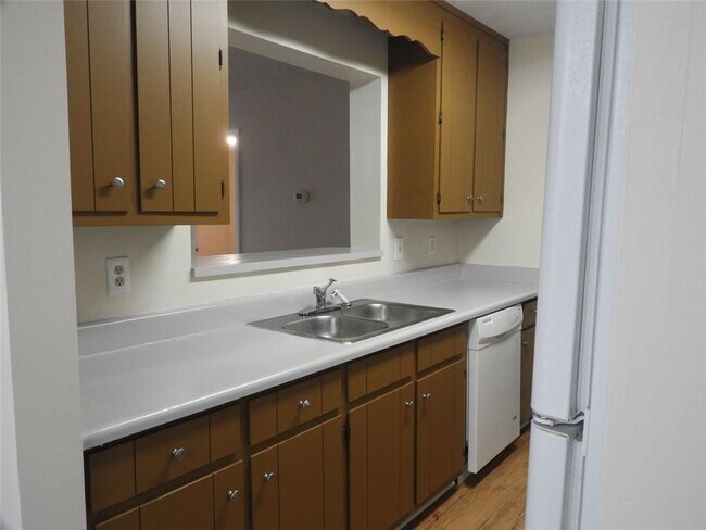 Building Photo - 5272 Ridge Forest Dr