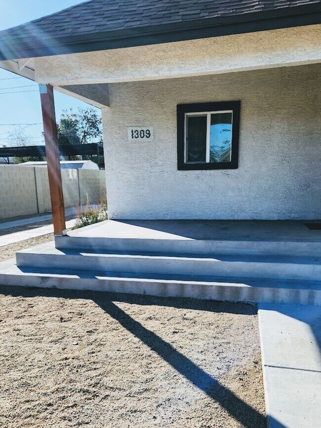 Building Photo - 1309 W Taylor St