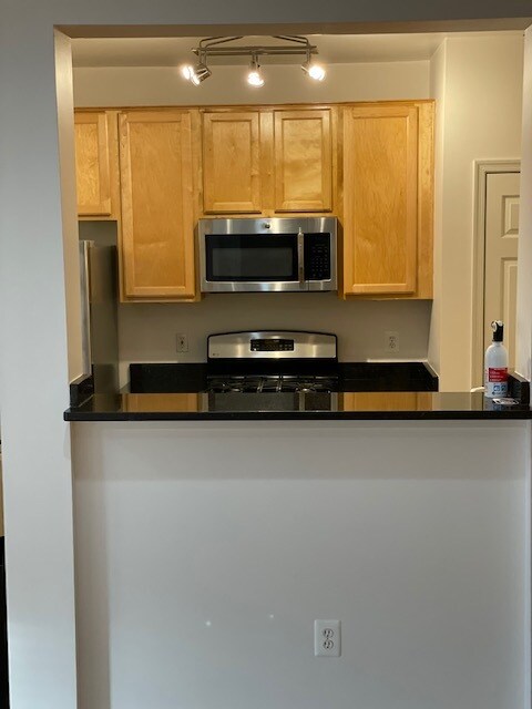 Kitchen - 4860 Eisenhower Ave