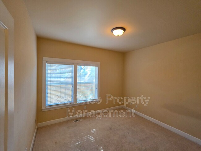 Building Photo - 2423 NW Awbrey Rd