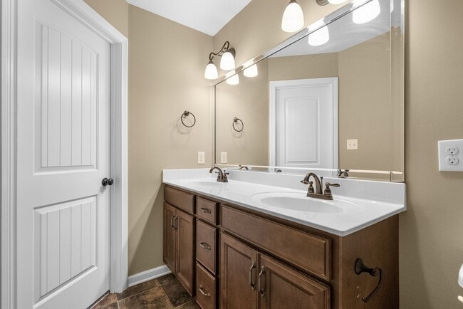 Building Photo - Large, Nice home close to Fort Campbell and Shopping