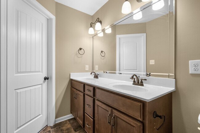 Building Photo - New Move In Incentive Added- Large, Nice home close to Fort Campbell and Shopping