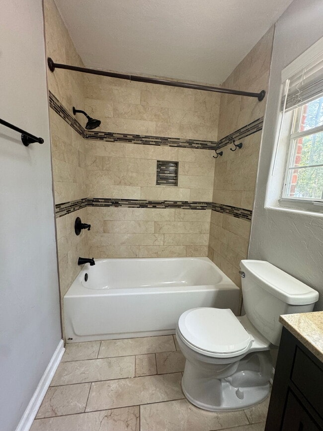 Building Photo - 3BR/2.5BA Off Lake Braford