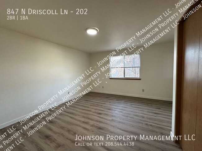 Building Photo - Nice upstairs apartment near Whitewater Park.