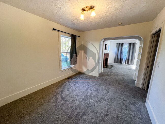 Building Photo - Adorable Historical Home