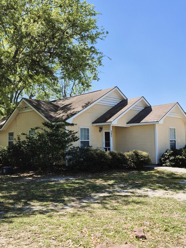 Building Photo - 201 Blue Pool Dr