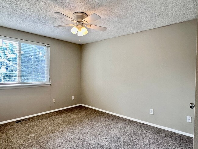 Building Photo - Conveniently Located Home in East Quincy H...