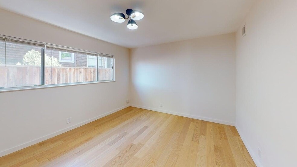 Building Photo - 1529 St Charles St