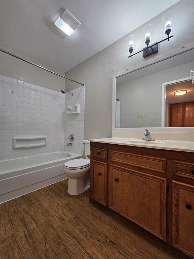 Building Photo - 402 SE 6th St