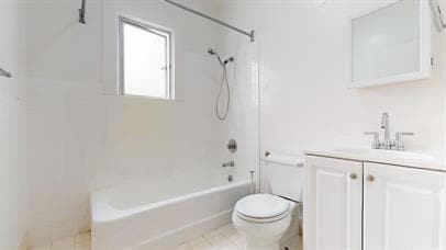 Building Photo - Top-Floor 3BR with Renovated Kitchen Acros...