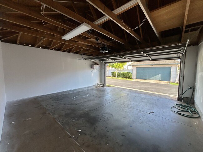 Building Photo - Large Ocean Pointe Home with In-Law Suite,...