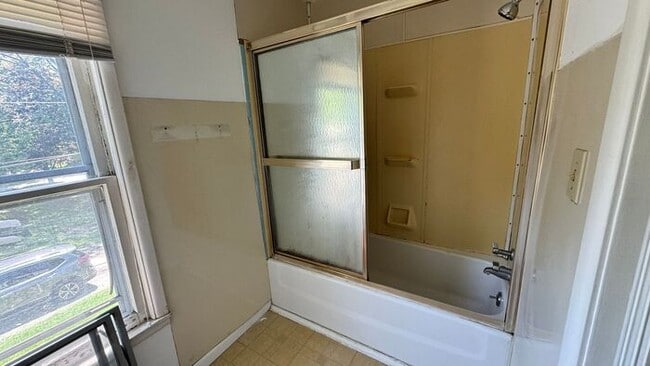 Building Photo - $2,100 | 4 Bedroom, 2 Bathroom Multi Floor...