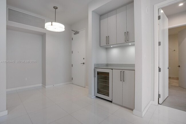 Building Photo - 275 Giralda Ave