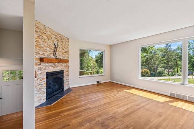 Building Photo - Beautifully Renovated 4 Bed/ 2 Bath with 2 Car Garage