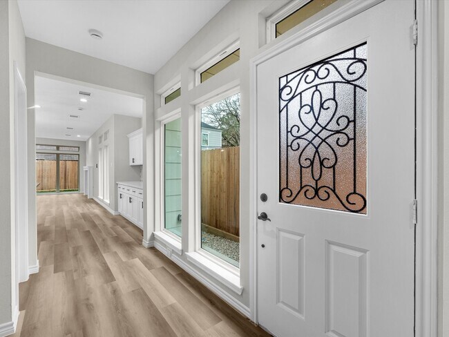 Building Photo - 1319 W Bell St