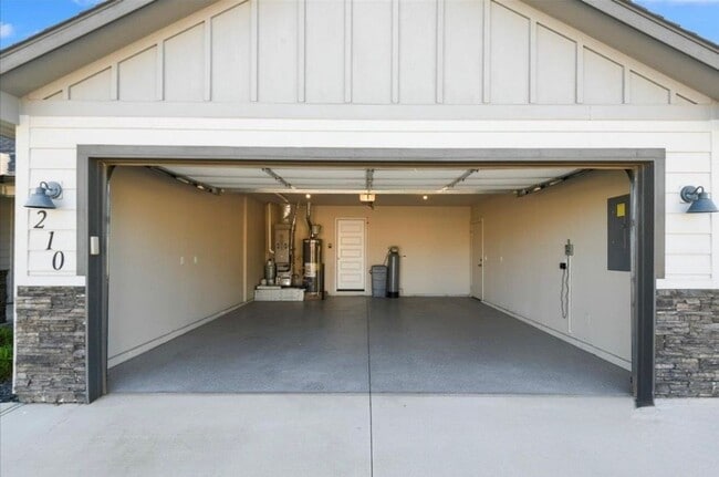 Building Photo - Beautiful Modern Home in a Nice Neighborhood