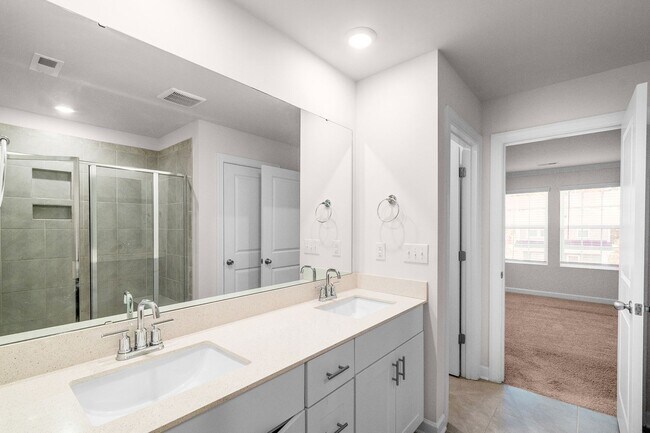 Building Photo - Beautiful and Spacious Home in the Heart o...