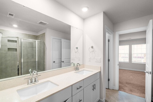 Building Photo - Beautiful and Spacious Home in the Heart of Pineville!