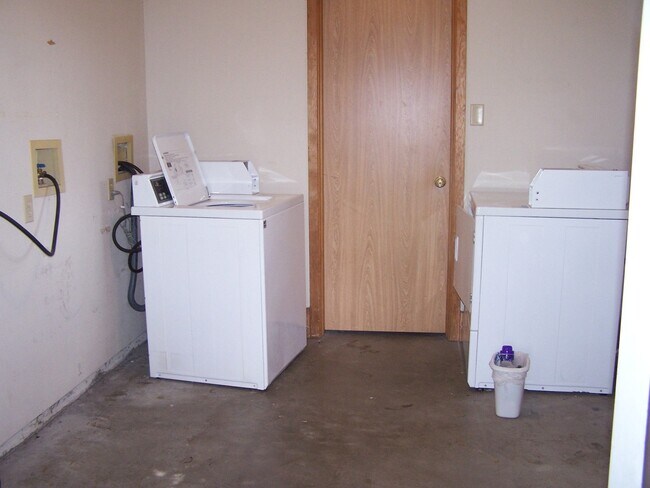 Building Photo - Ground Level 2 Bed/1 Bath in NW Redmond Fourplex