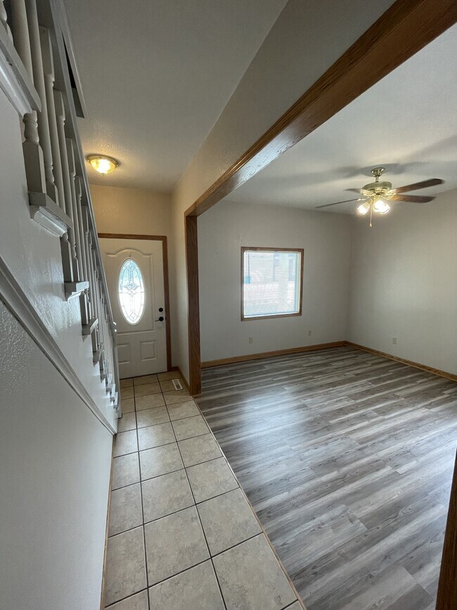 Building Photo - 127 E Main St