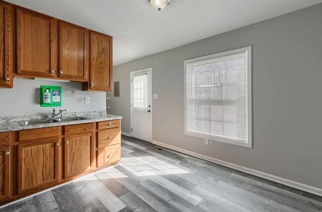 Building Photo - Updated 3 Bedroom/1 Bath
