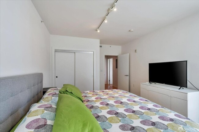 Building Photo - 69 Clementina St