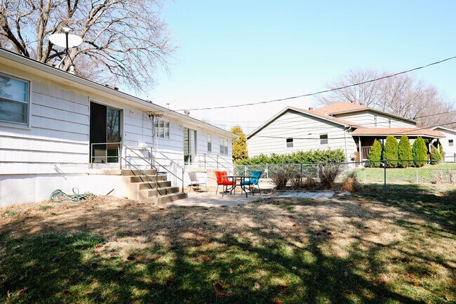 Building Photo - Spacious 3 Bedroom, 2 Bath Duplex with Att...